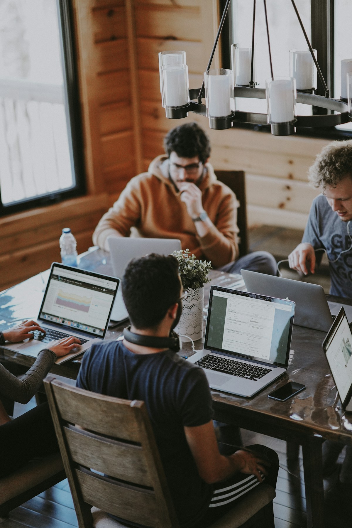 Profesionales colaborando en una sesión de planificación de carrera