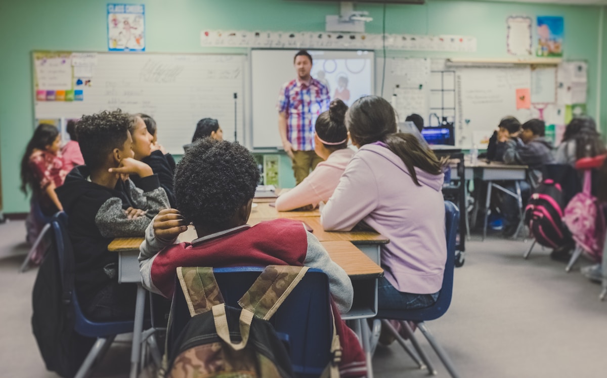 Educador impartiendo una clase a un grupo diverso de estudiantes